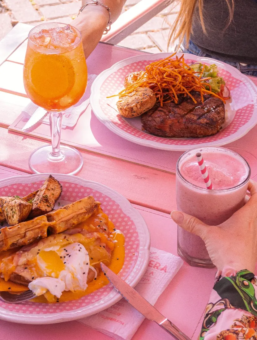 Brunch con waffle salado y bife