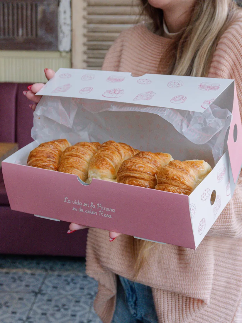 Caja rosa con medialunas caseras