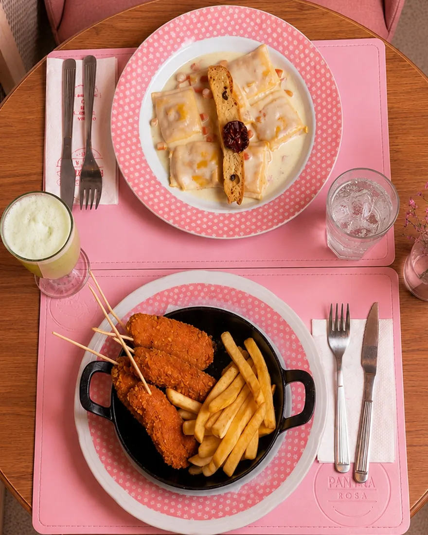 Raviolones caseros y pollo crocante con papas