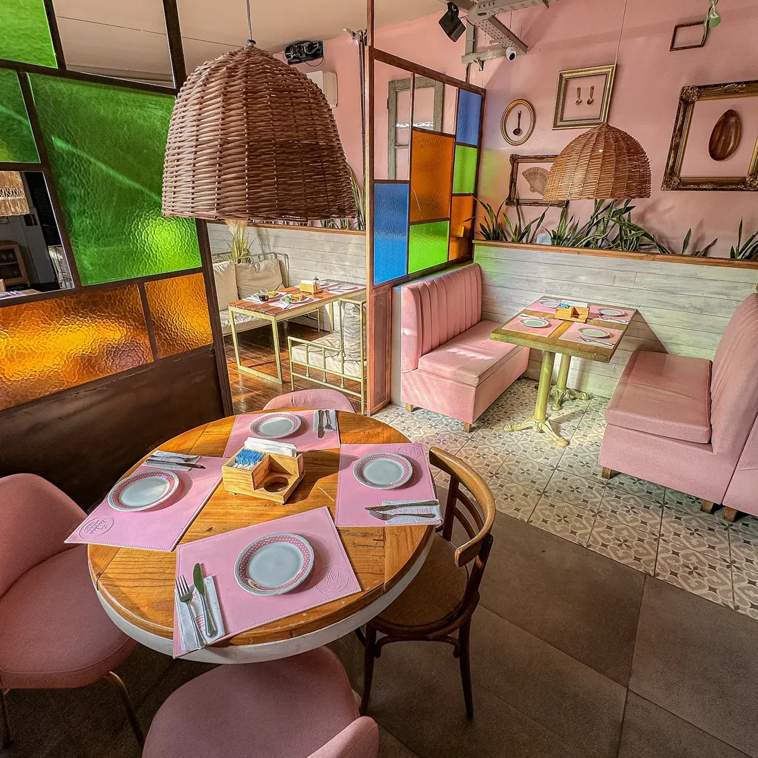 Salón de La Panera Rosa con sillones rosas y lámparas de mimbre