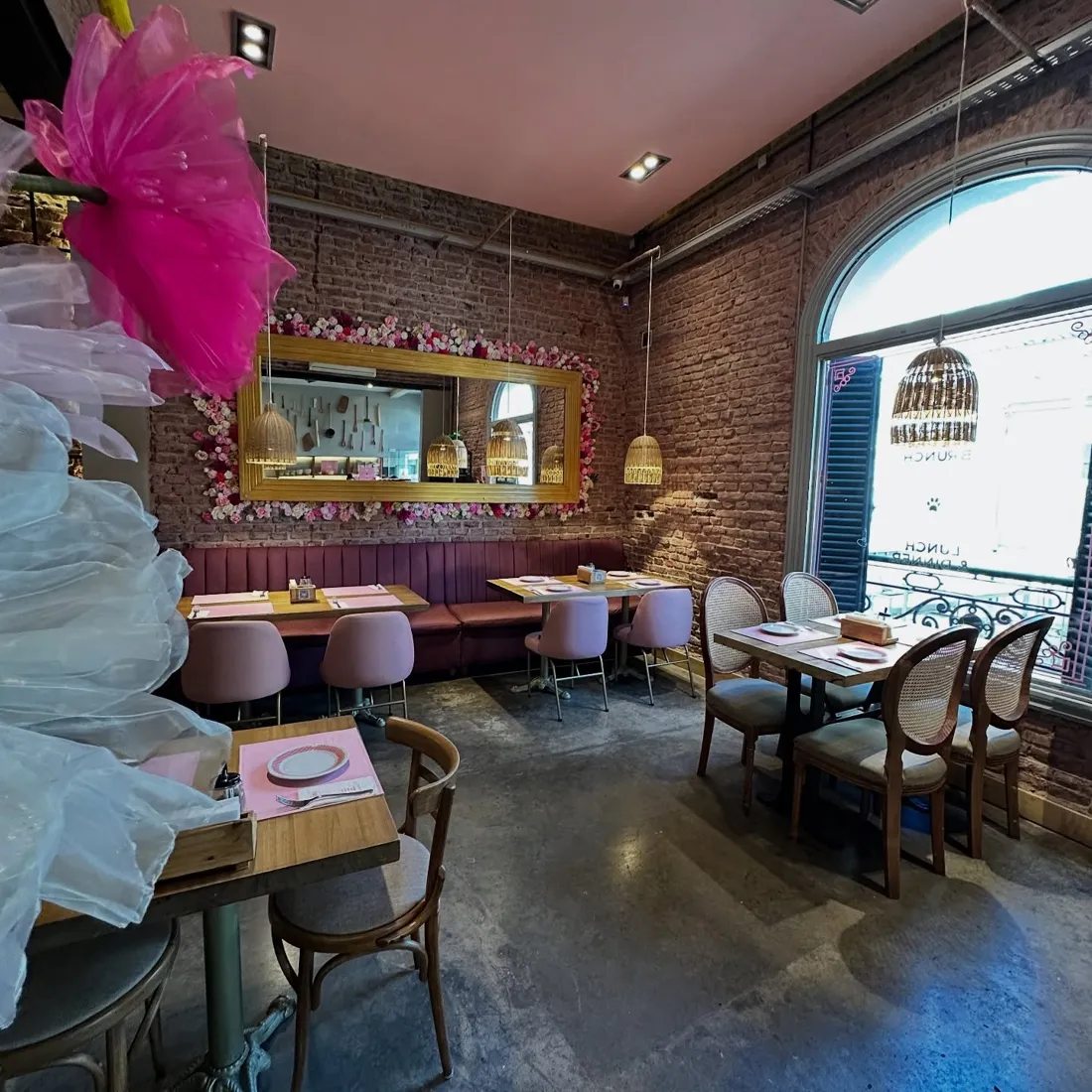 Salón de ladrillo con ventanal