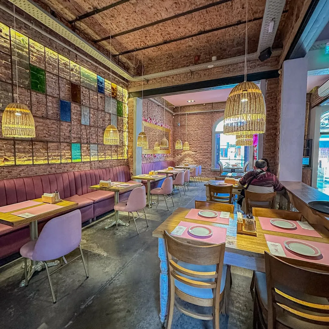 Salón con vitrales de colores