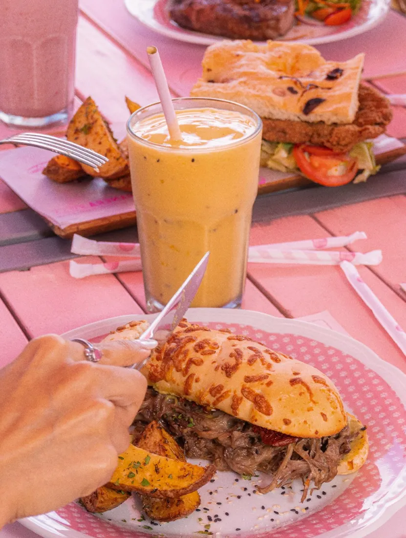 Sándwich de bondiola con licuado