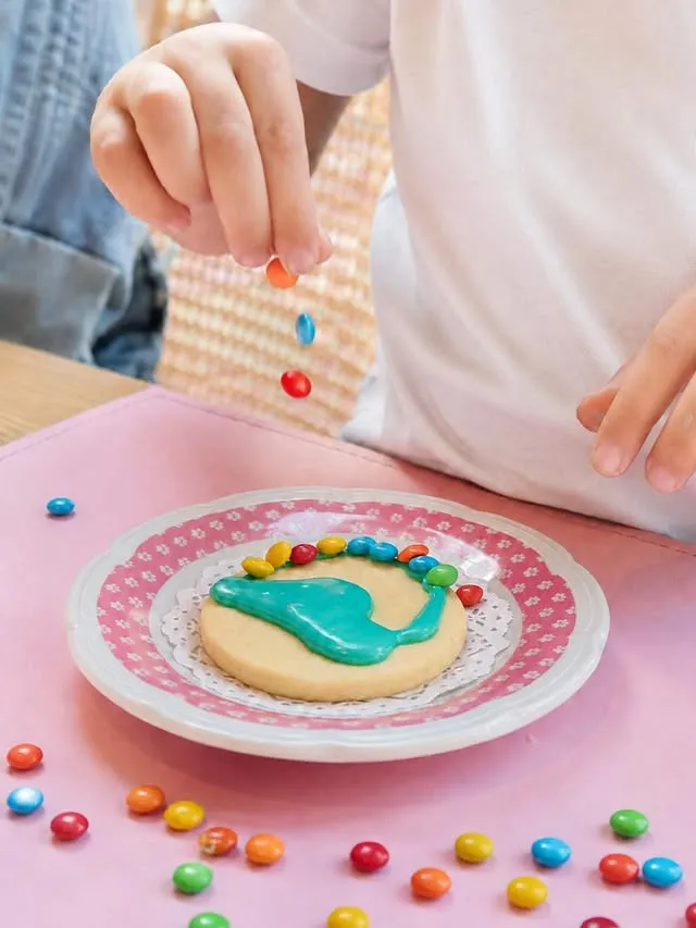 Cookie decorada con confites de colores